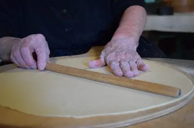 Aprenda a fazer pão carasau em Orgosolo, Sardenha