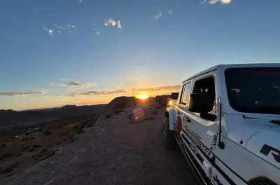 Jeep tour privato al tramonto a Moab: Hell's Revenge Trail