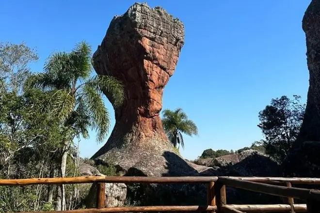 Parque Estadual Vila Velha con formaciones y lagunas en cráteres