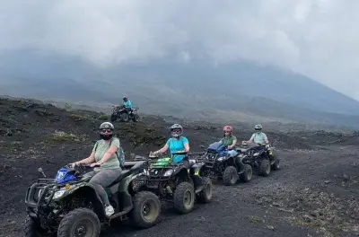 Quadriciclo no vulcão Pacaya com vistas do cratera e lava