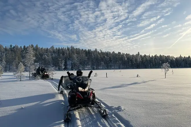 Guida in motoslitta in Lapponia: Avventura invernale per famiglie