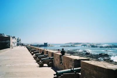 Découvrez essaouira en une journée depuis marrakech. visitez le port de pêche, la forteresse skala, la médina et une coopérative d’huile d’argan. transfert hôtel inclus.