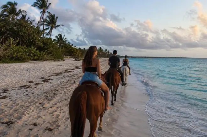 Cavalgada ao pôr do sol na praia Blue Hills, Providenciales
