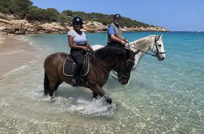 Reiten zur Cala Fustam auf Menorca und ins türkisfarbene Wasser