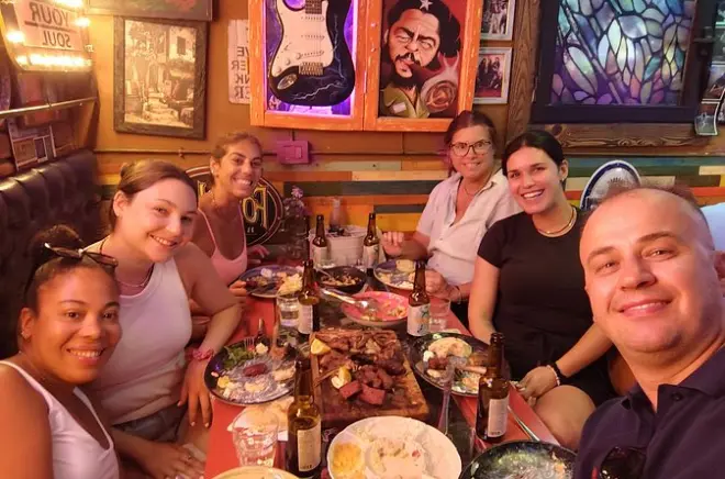 Tour gastronômico em Tirana: Cinco paradas com o guia local Eden