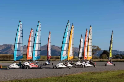 Erlebe blokart landsailing bei christchurch mit lokalem guide, eigenem parcours und bequemer abholung. sicherer spaß für alle altersgruppen und fähigkeiten.