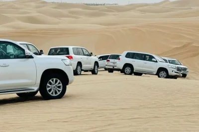 Vivi l’emozione del dune bashing vicino ad abu dhabi, prova il sandboarding, cavalca i cammelli e gusta una cena bbq con danza del ventre e spettacoli di fuoco. incluso il trasferimento dall’hotel