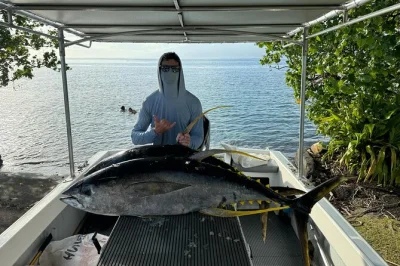Erlebe hochseefischen bei teahupoo, tahiti. fang thunfisch oder mahi-mahi mit lokalen techniken – komplette ausrüstung inklusive. buche dein abenteuer mit einem erfahrenen guide.