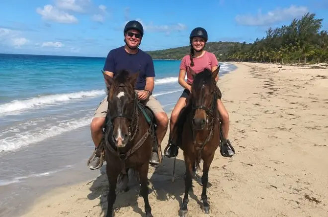 Equitazione a Isabela: Foresta e spiaggia a cavallo di un Paso Fino