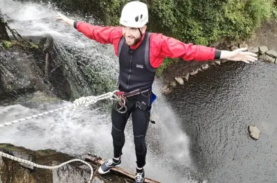 Discendi i canyon della giungla e la cascata Chamana in Ecuador
