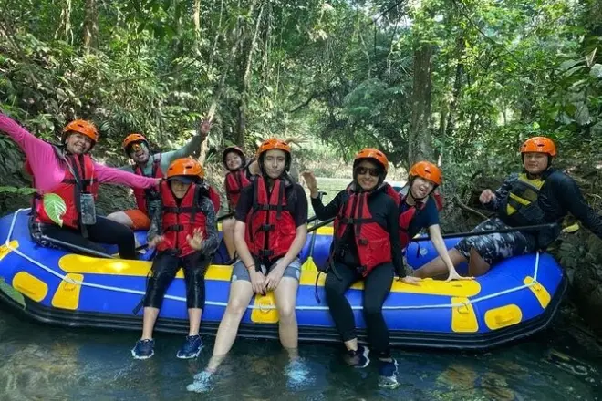 Rafting privado en Rio Claro: 4 horas de río, cueva y selva