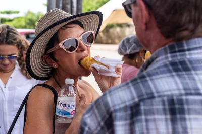 Explore a comida de rua de cartagena com um guia local. prove petiscos artesanais, visite plaza de san diego, plaza bolívar e igreja de santo domingo. reserve já!