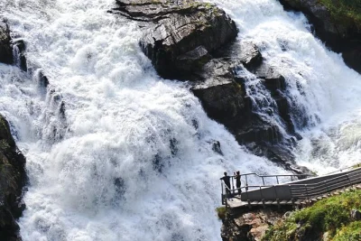 Siente la bruma de la cascada vøringfossen, cruza el valle måbø y disfruta de tarta casera en un hotel histórico. incluye recogida y guía local experto.