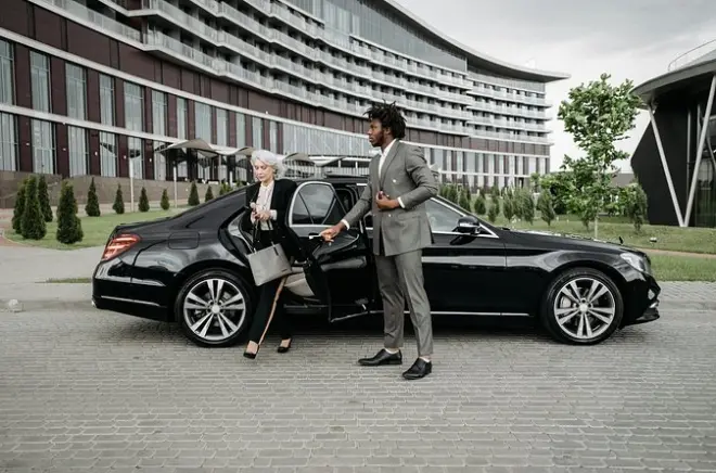 Carro particular Dubai-Abu Dhabi com paradas flexíveis e profissionais
