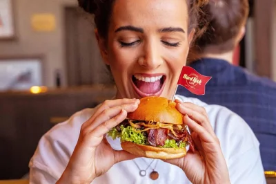 Reserve seu almoço ou jantar com menu fixo no hard rock cafe roma. aproveite assento prioritário, memorabilia do rock e uma refeição de 2 ou 3 pratos no centro da cidade.