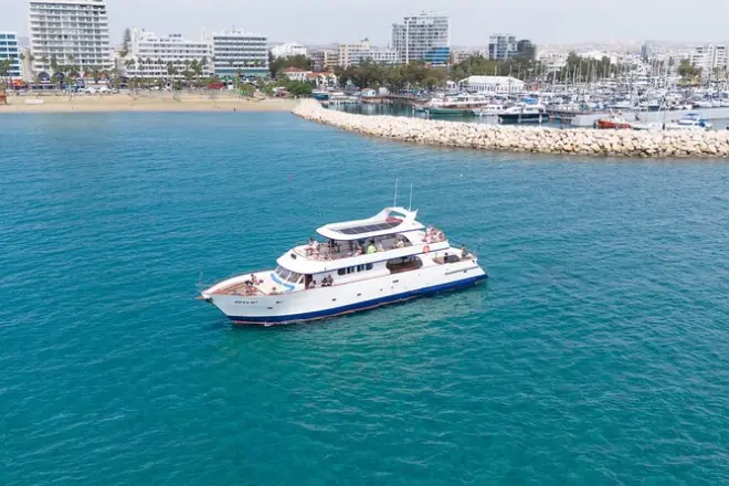 Larnaca : Baignade à Mackenzie Beach avec avions au-dessus