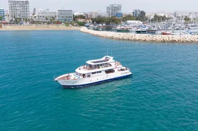 Mini crociera a Larnaca: Bagno a Mackenzie Beach sotto gli aerei