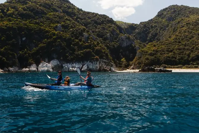 Kayak plage de Fakistra : Grottes marines et côte sauvage