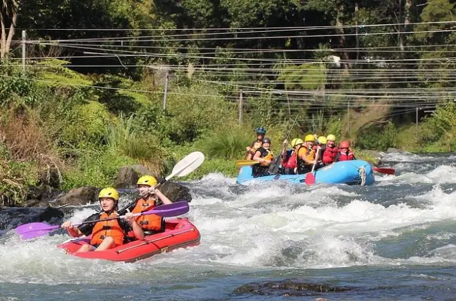 Rafting en el río Tarawera: Rápidos grado 2–3 cerca de Rotorua