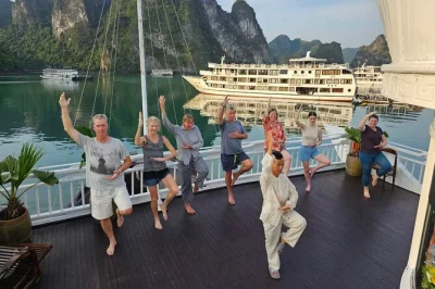 Reserve um cruzeiro de 2 dias na baía de halong: explore a gruta sung sot, faça caiaque perto da gruta drum, nade na ilha ti top e aproveite a culinária local a bordo. inclui traslados.