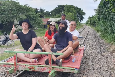 Battambang: Passeio pela cidade e campo com trem de bambu e cavernas