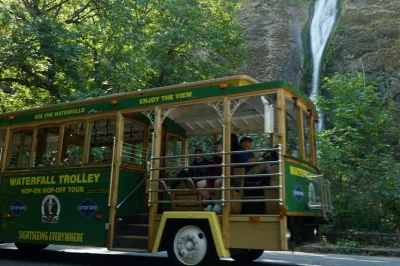 Découvrez la columbia river gorge sans stress de parking, à bord d’un trolley en plein air vers multnomah falls et plus, avec des arrêts commentés et un départ facile depuis corbett.