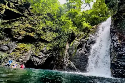 5-Wasserfall-Wanderung am Sleeping Giant Mountain, Belize