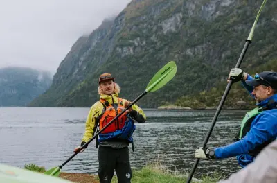 Kayak en Geiranger: Rema junto a cascadas