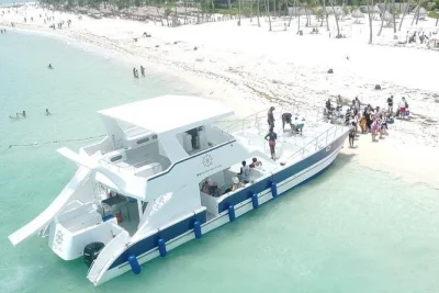 Desde punta cana, navega en un catamarán privado con snorkel en el arrecife bávaro, cocos frescos en virgin beach y bar flotante en la piscina natural. incluye bebidas, snacks y tripulación.
