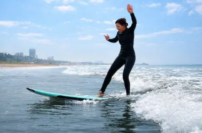 Experiencia de surf de Santa Monica a Malibu con almuerzo incluido