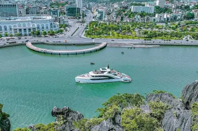 Ha Long Bay cruise: Sung Sot Cave & Titop Island on Saquila Yacht