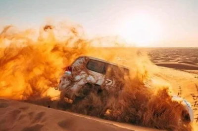 Siente la emoción del dune bashing en las dunas rojas de dubái, prueba sandboarding, disfruta de shows en vivo de danza del vientre y fuego, y cena un buffet bbq con recogida en hotel incluida.