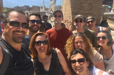 Explorez pompéi avec un guide local. visitez le forum, les thermes stabies, la via dell’abbondanza et plus encore. visite privée sans file d’attente pour les passionnés d’histoire romaine.