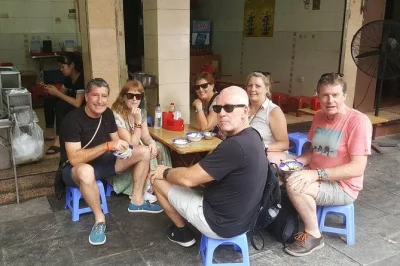 Begleiten sie eine street-food-tour zu fuß durch das old quarter von hanoi. probieren sie 10 authentische gerichte, treffen sie einheimische und entdecken sie versteckte gassen mit einem erfahrenen g