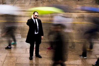 Vive un juego de espías real en el centro de vancouver. resuelve pistas, descubre lugares como vancouver lookout y la galería de arte. sin apps, pura aventura.