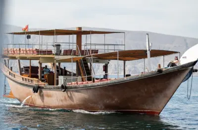 Schnorcheln in Khasab: Dhow-Kreuzfahrt mit Delfinen & Fjorden