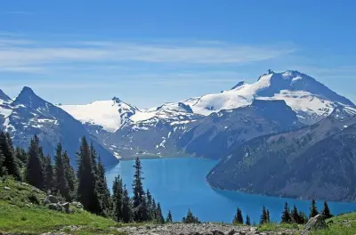 Escursione a Squamish: Laghi alpini, foreste, guida certificata
