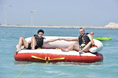 Al Hamra Beach à Ras Al Khaimah : Vitesse et éclaboussures en donut