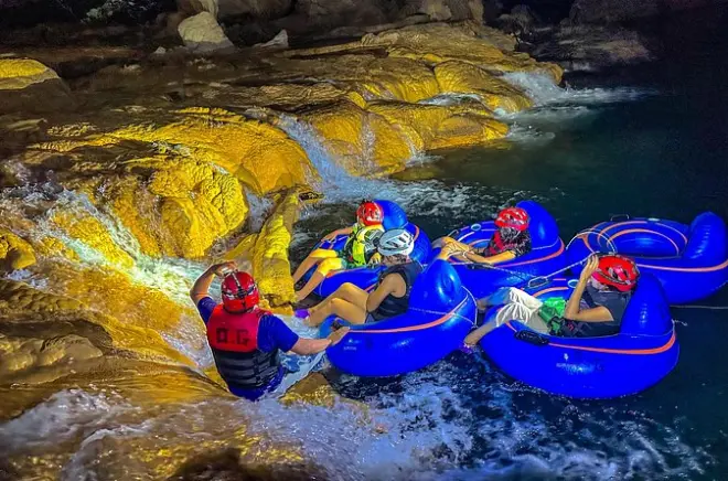 Exploração de 4 cavernas em Belize: Tubing e nado em cachoeira