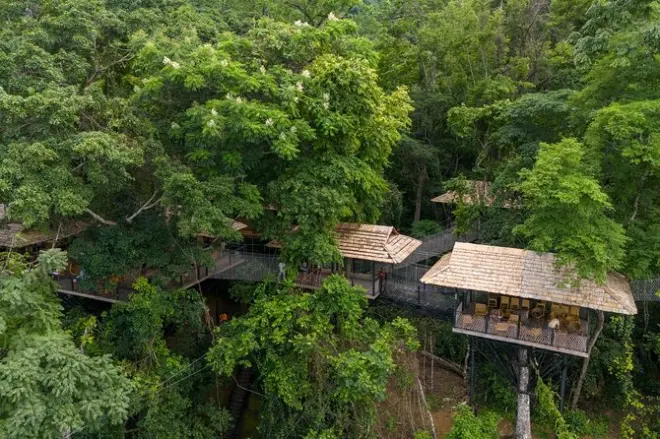 Ziplining über den Kuang Si Wasserfall, Luang Prabang: 5 Stationen