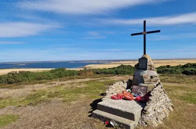 1982 War Memorials Falkland Islands: Island guide, five stops