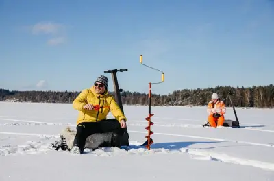 Safari de scooter elétrico na neve e pesca no gelo em Puumala