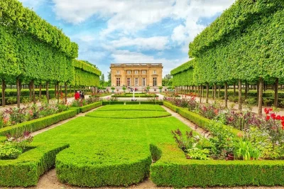 Entdecken sie marie antoinettes petit trianon, englische gärten und das hamlet bei einer privaten 4-stündigen tour mit transfer ab paris. tickets und guide inklusive.