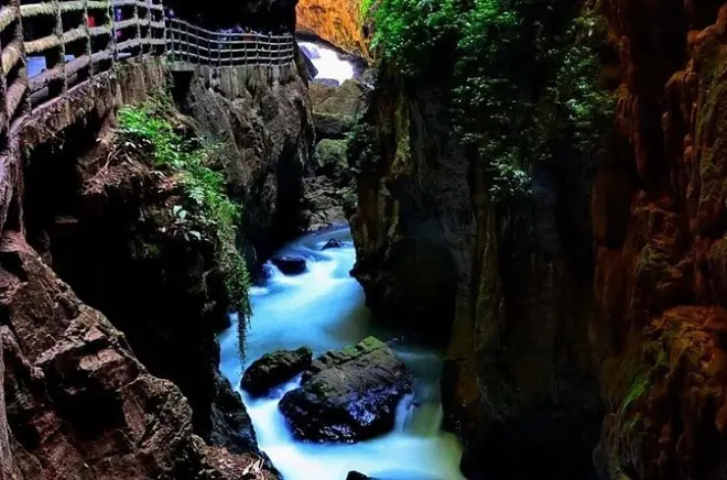 Jiuxiang Cave tour from Kunming: Private guide, roast duck