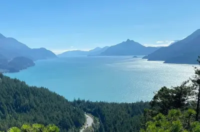 Meio dia em Squamish com floresta costeira e vistas alpinas