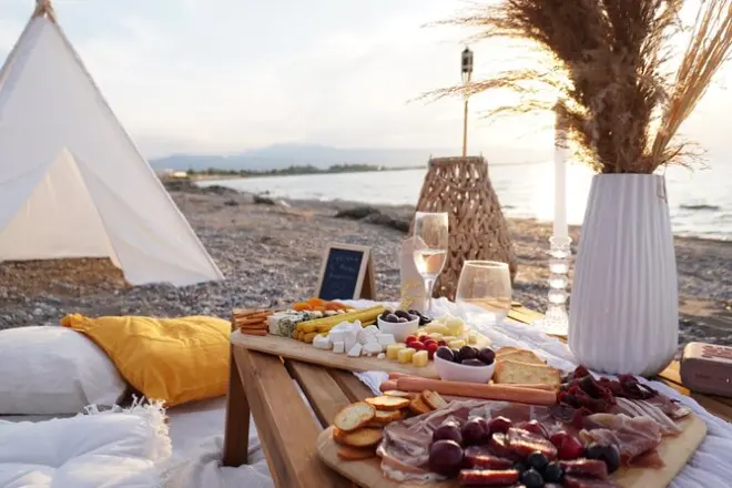 Picnic boho a Corinto: Allestimento sulla costa con vino e tagliere