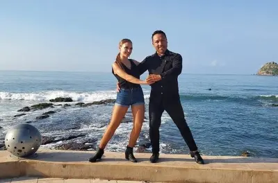 Cours privé de salsa à Mazatlan avec coucher de soleil inclus