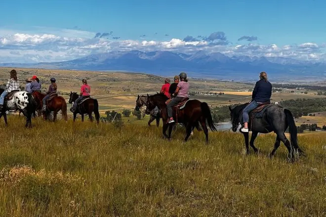 Equitazione nel Montana ranch: Guide esperte e viste sulle montagne