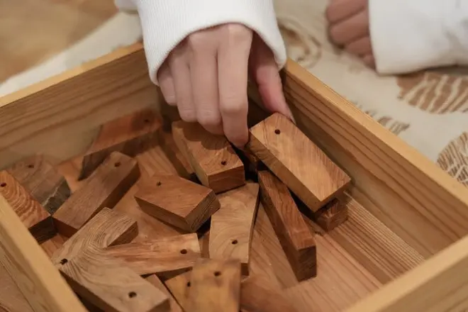 Yakusugi-Holzworkshop in Kagoshima: Schlüsselanhänger basteln