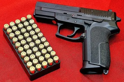 Alanya shooting range: Armi vere con pick-up in hotel